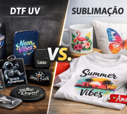 Imagem comparativa entre DTF UV e sublimação para brindes. À esquerda, produtos rígidos personalizados com DTF UV, como garrafa metálica, chaveiros, celular e placas com acabamento brilhante e relevo. À direita, itens de sublimação como caneca, camiseta, almofada e squeeze com estampas coloridas em fundo claro. No centro, o texto “DTF UV vs Sublimação"