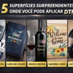 Imagem promocional mostrando cinco superfícies para aplicação de DTF UV: eletrônicos personalizados como power bank e fones, capa de agenda em couro com relevo, garrafa de vinho e taça de cristal customizadas, placa decorativa em madeira ou MDF e capacete com estampa aplicada em superfície curva.